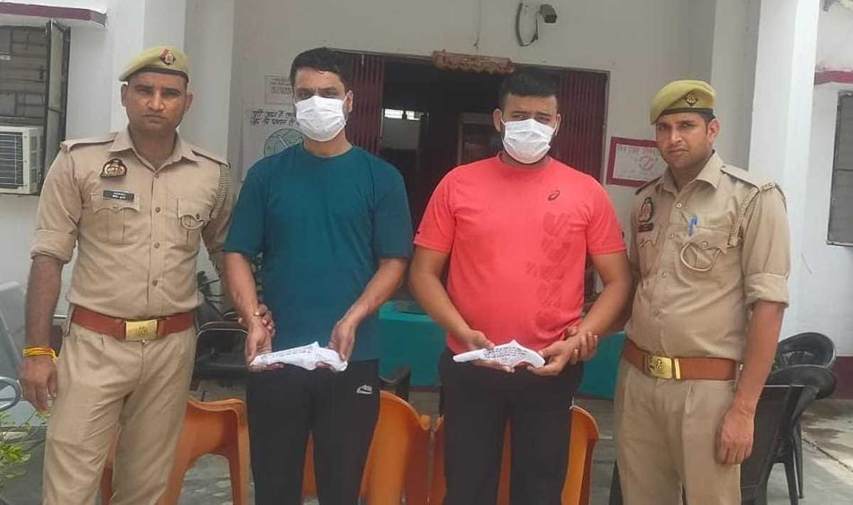 पुलिस टीम पर फायरिंग करने वाले दो बदमाश हथियार समेत गिरफ्तार